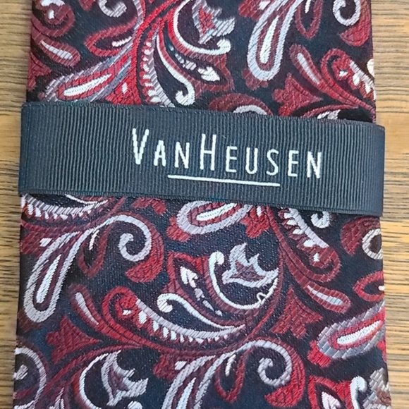 Van Heusen Paisley Red Black Red White Tie - Picture 3 of 5